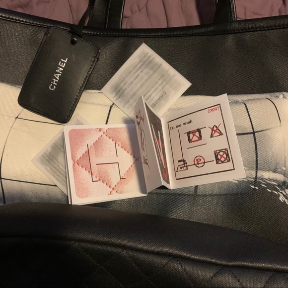 Chanel: Mobile Art Tote (Black) - Picture 8 of 11